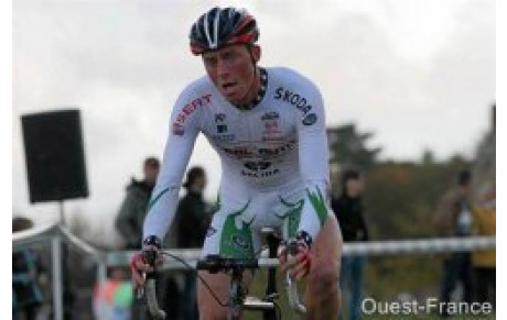 Guillaume BENOIT ARRIVE A LAVAL CYCLISME 53  