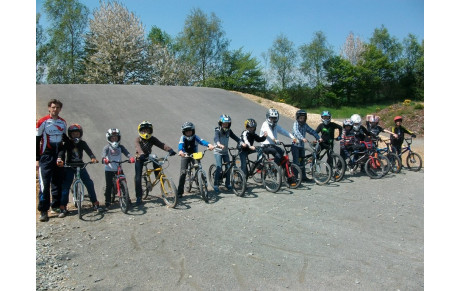 SUCCES POUR LE STAGE DECOUVERTE SUR LA PISTE DE BMX A VILLAINES LA JUHEL