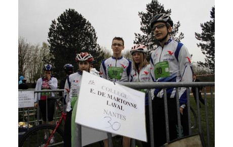 LE COLLEGE EMMANUEL DE MARTONNE 5EME DU CHPT DE FRANCE DE RUN AND BIKE