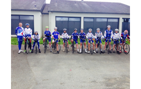 ANTHONY GESLIN A L'ENTRAINEMENT AVEC LE SPORT ETUDE CYCLISME DU COLLEGE EMMANUEL DE MARTONNE