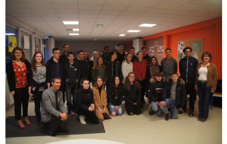 DES ELEVES CYCLISTES CANADIENS AU COLLEGE EMMANUEL DE MARTONNE A LAVAL