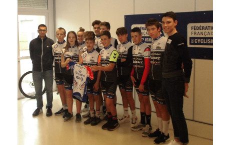 Clément DAVY NOUVEAU PARRAIN DE LA SSS CYCLISME DU COLLEGE EMMANUEL DE MARTONNE A LAVAL
